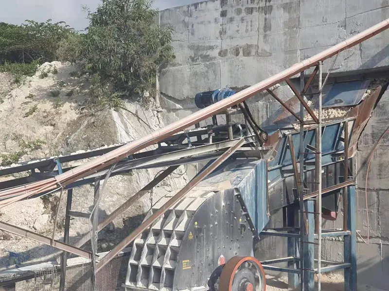 Working site of vibrating screen and heavy hammer crusher Working site of vibrating screen and heavy hammer crusher