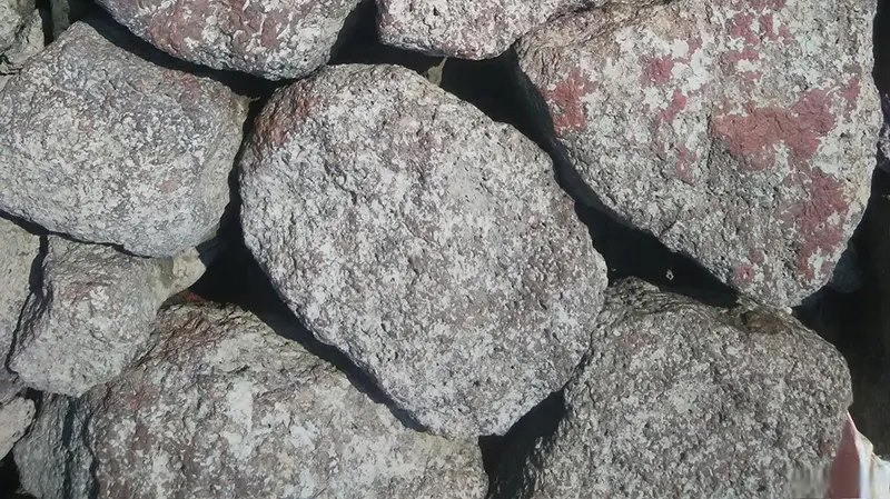 Базальтовый сырый камень