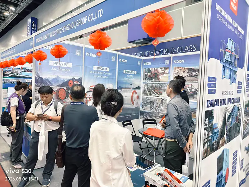 Sales engineer consulting with Malaysian and ASEAN clients at the exhibition booth. Sales engineer consulting with Malaysian and ASEAN clients at the exhibition booth.