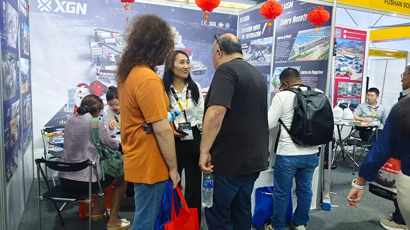 Visitantes conociendo las soluciones de equipos mineros de XINGAONAI en EXPOMINA PERU 2026