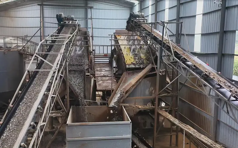 Multi-deck vibrating screen showing separate discharge paths for different aggregate size fractions Multi-deck vibrating screen showing separate discharge paths for different aggregate size fractions